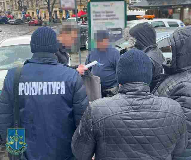 У Львові викрито поліцейського на хабарі за уникнення мобілізації (ФОТО)