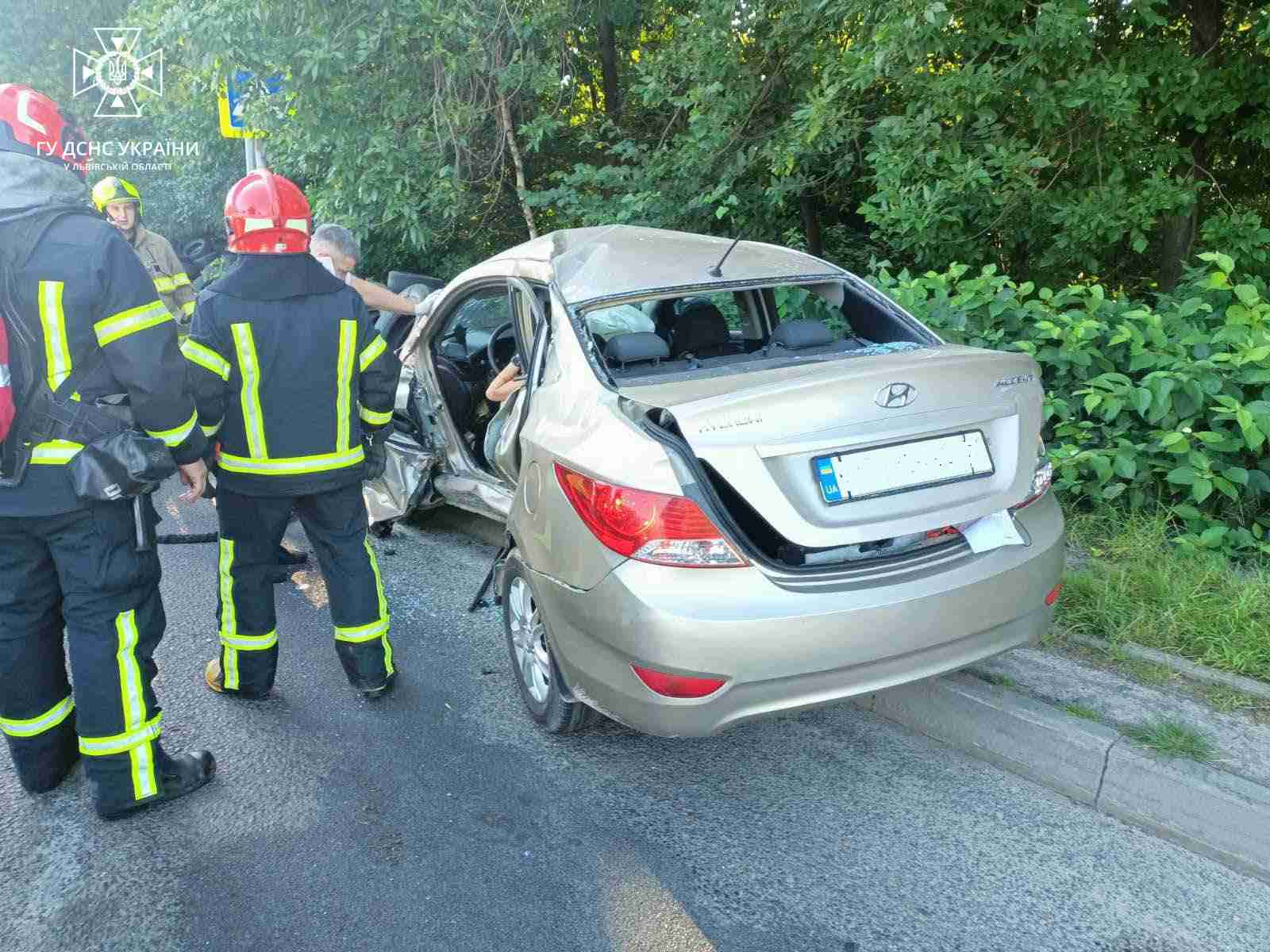 У Львові вивільнили з деформованого автомобіля двох жінок травмованих в ДТП (ФОТО)