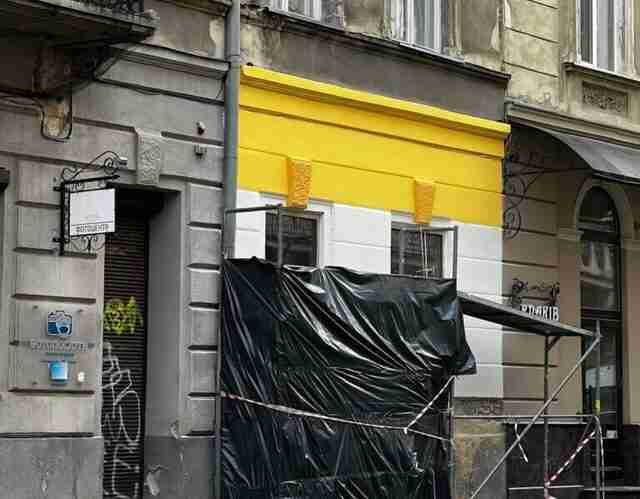 У Львові власника зобов'язали перефарбувати фасад в центрі міста (ФОТО)