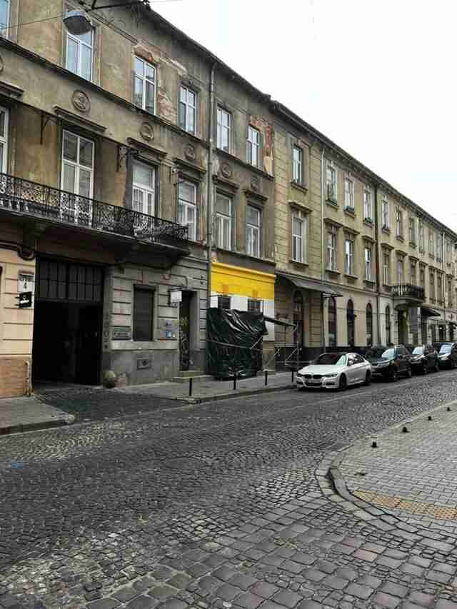 У Львові власника зобов'язали перефарбувати фасад в центрі міста (ФОТО)