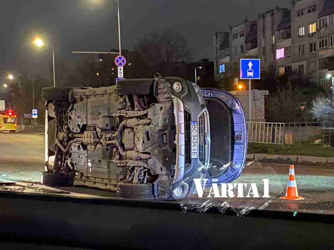У Львові внаслідок ДТП перекинувся автомобіль (ВІДЕО, ФОТО)