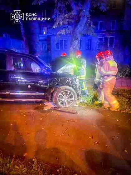У Львові, внаслідок ДТП, загорілося авто «Toyota Land Cruiser»