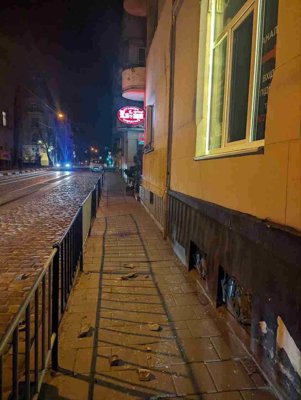 У Львові, внаслідок обвалу фасаду, постраждала людина (ФОТО)
