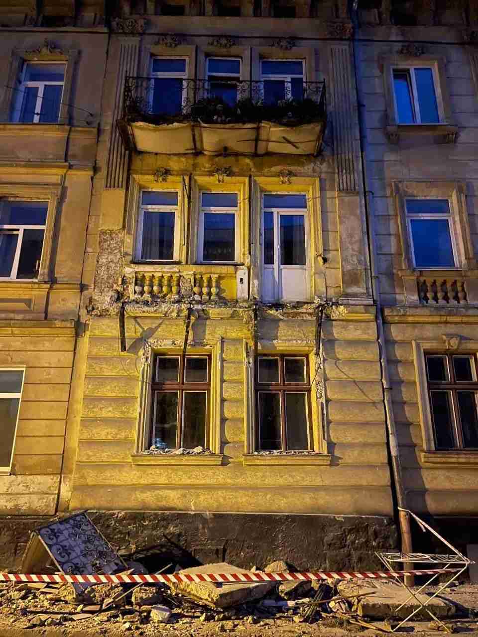 У Львові вночі обвалився балкон в будинку (ФОТО)