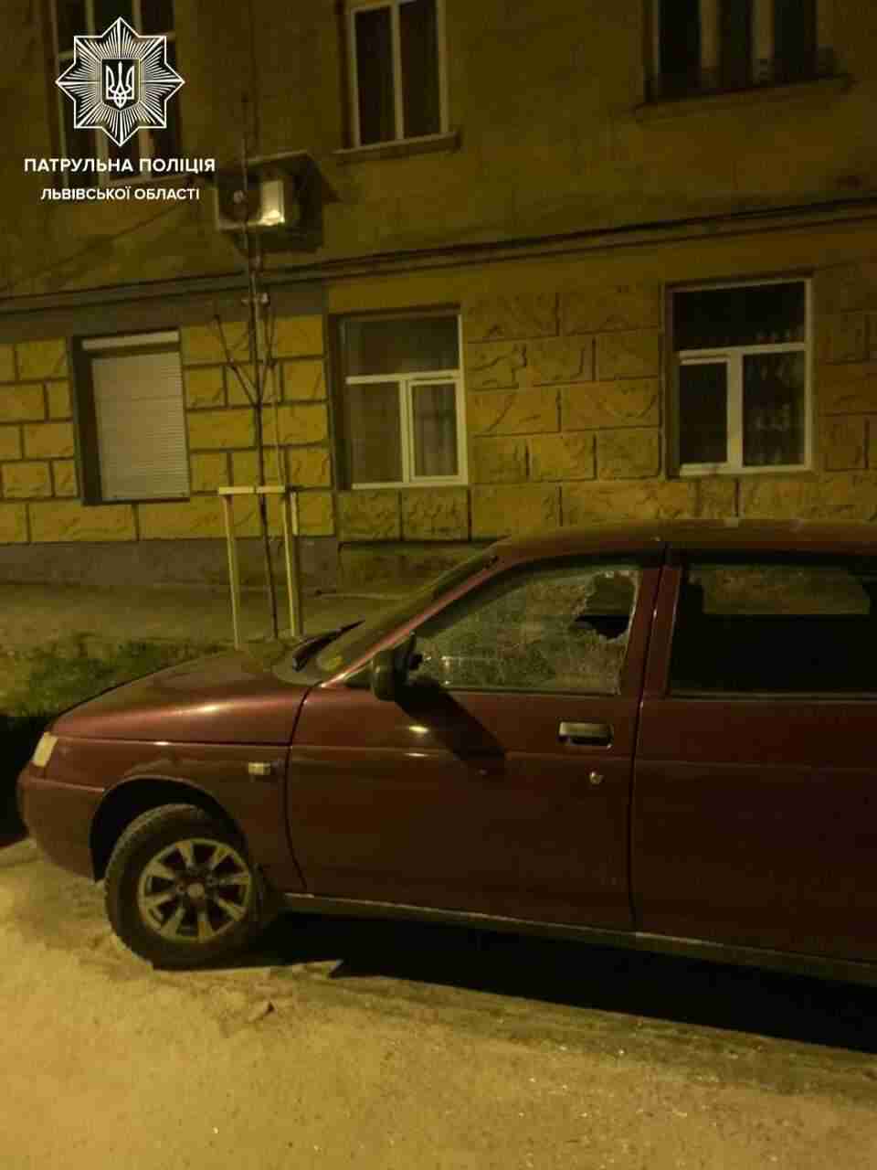У Львові вночі потрощили скло у припаркованих на вулиці автомобілях (ФОТО)