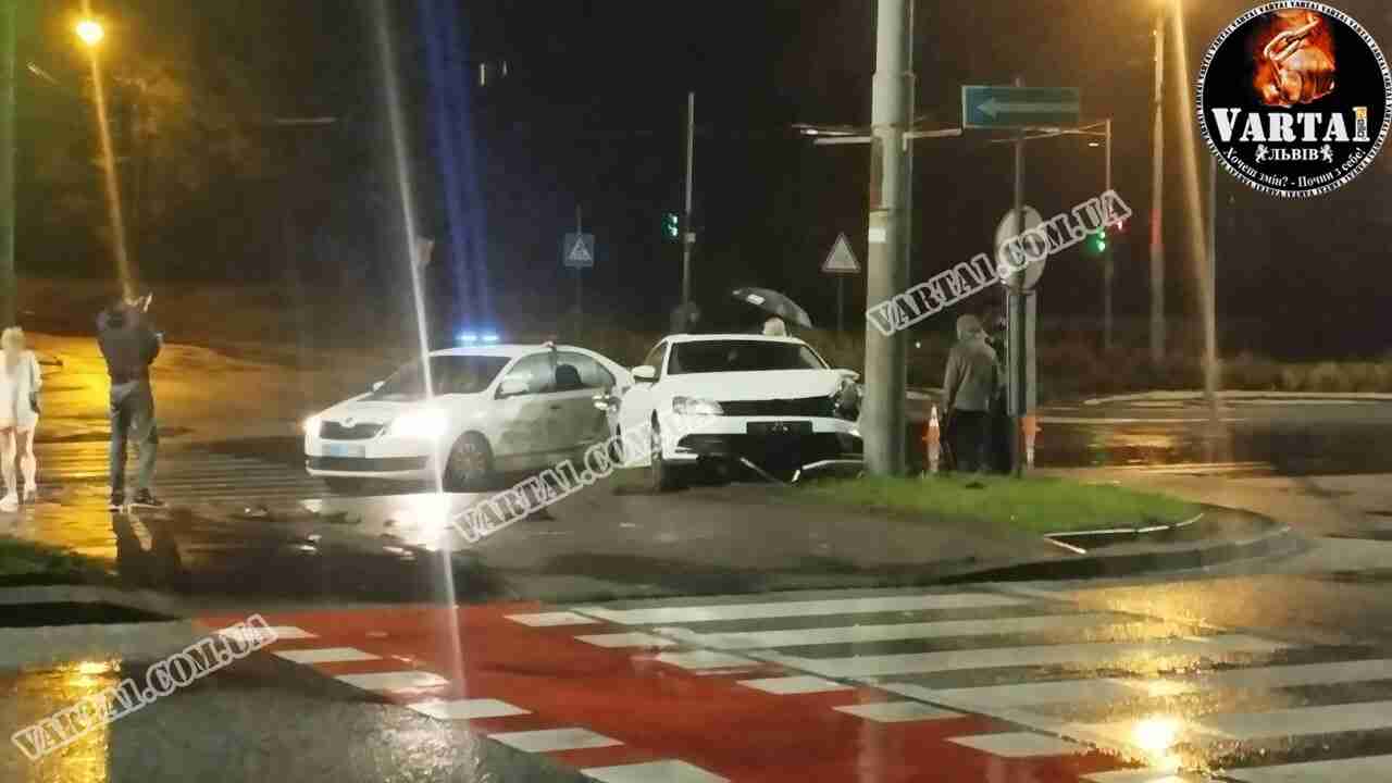 У Львові вночі водій протаранив електроопору (ФОТО, ВІДЕО)