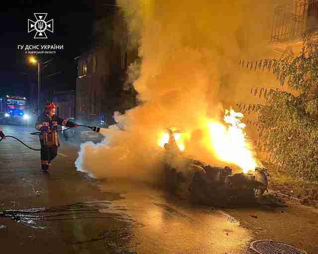 У Львові вночі згорів припаркований на вулиці автомобіль «BMW» (ФОТО)
