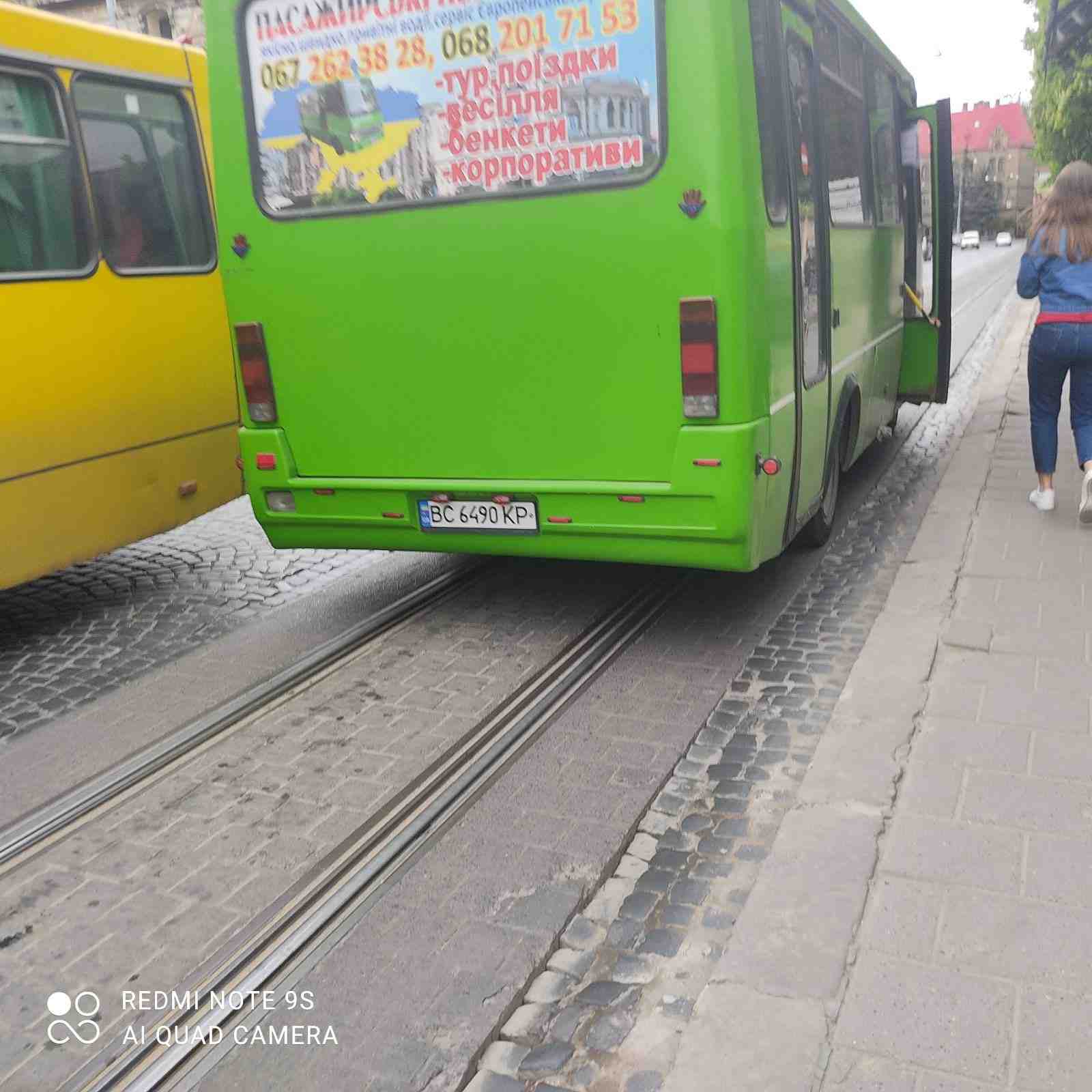 У Львові водій маршрутки вимагав гроші та накричав на школяра (фото)