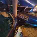 У Львові водій врізався в електроопору (фото, відео)