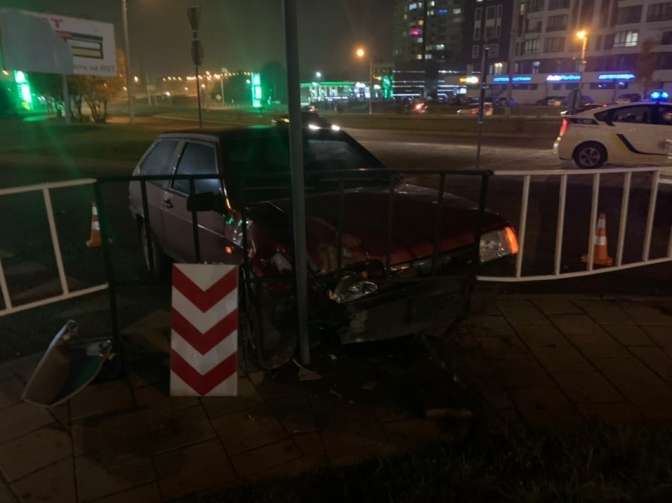 У Львові водій врізався в огорожу і зніс знак (відео, фото)