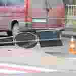 У Львові водійка позяшляховика в’їхала в легковик і розтрощила знак на острівку безпеки (ФОТО, ВІДЕО)