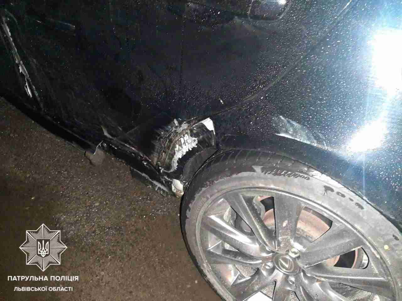 У Львові водій «Lexus» намагався відкупитися від поліції (ФОТО)