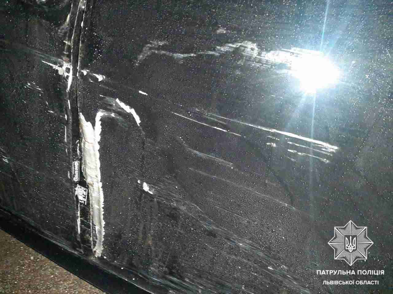 У Львові водій «Lexus» намагався відкупитися від поліції (ФОТО)