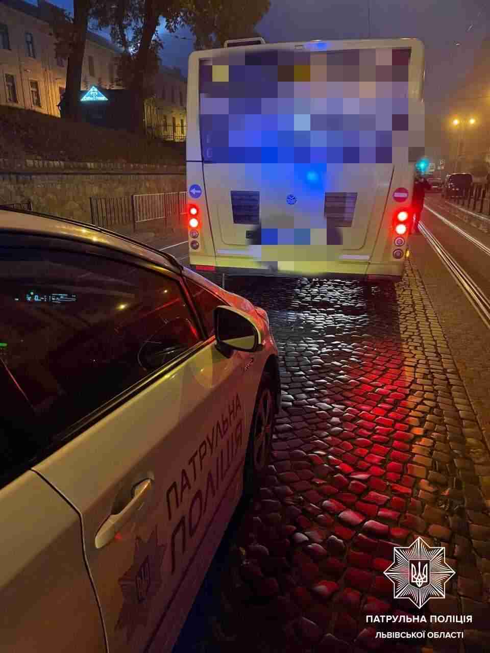 У Львові водій маршрутки отримав штраф за порушення ПДР, завдяки небайдужим очевидцям події (ФОТО)