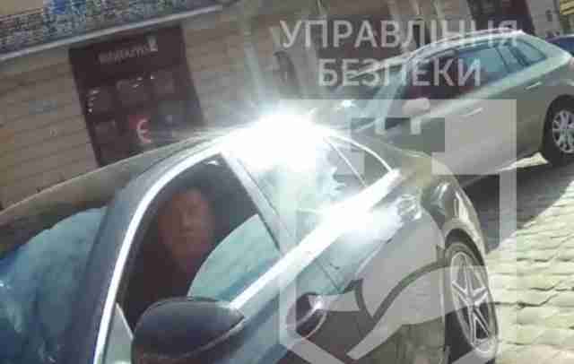 У Львові водій погрожував інспекторам з паркування (ВІДЕО)