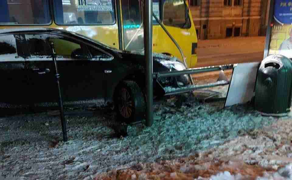 У Львові водій в'їхав в зупинку: в поліції прокоментували ДТП в центрі міста