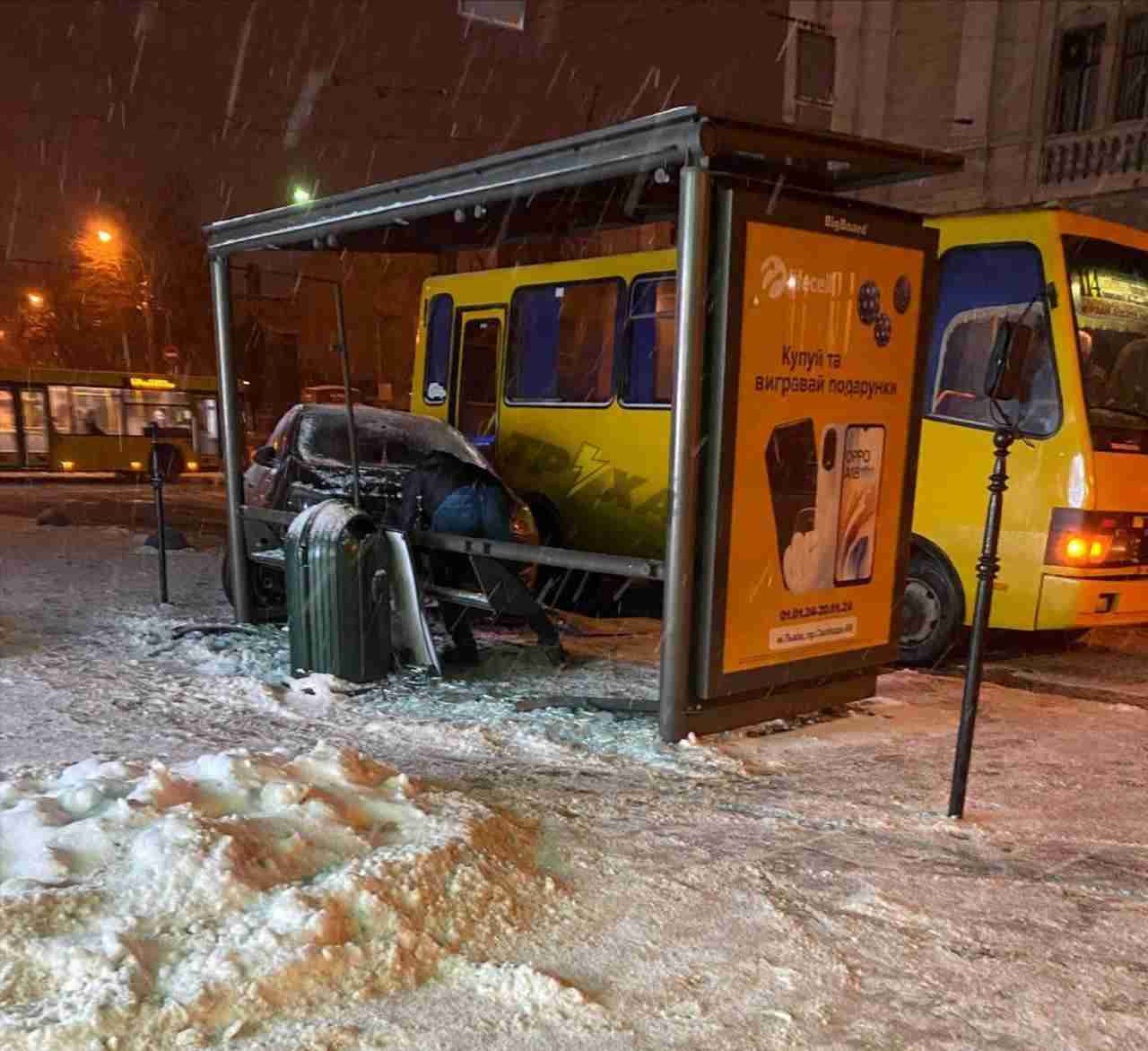 У Львові водій в'їхав в зупинку: в поліції прокоментували ДТП в центрі міста