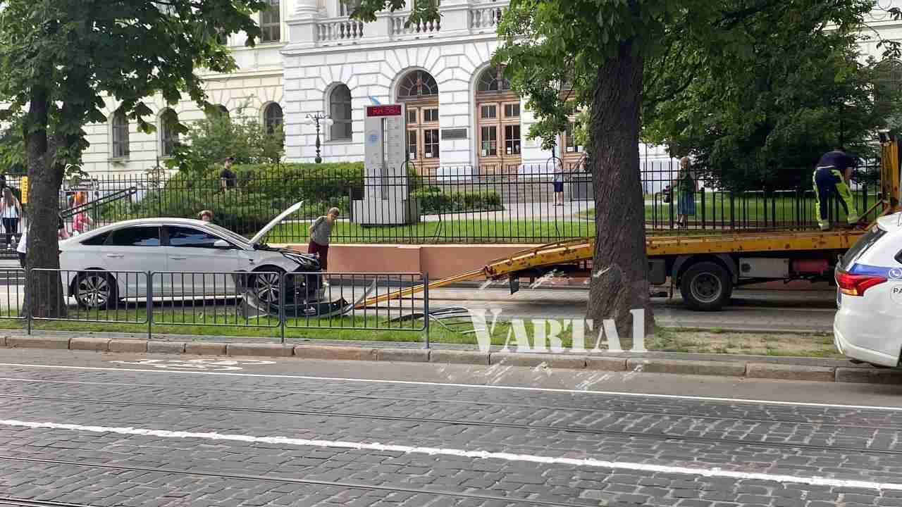 У Львові водій зніс огорожу і виїхав на тротуар (ВІДЕО, ФОТО)