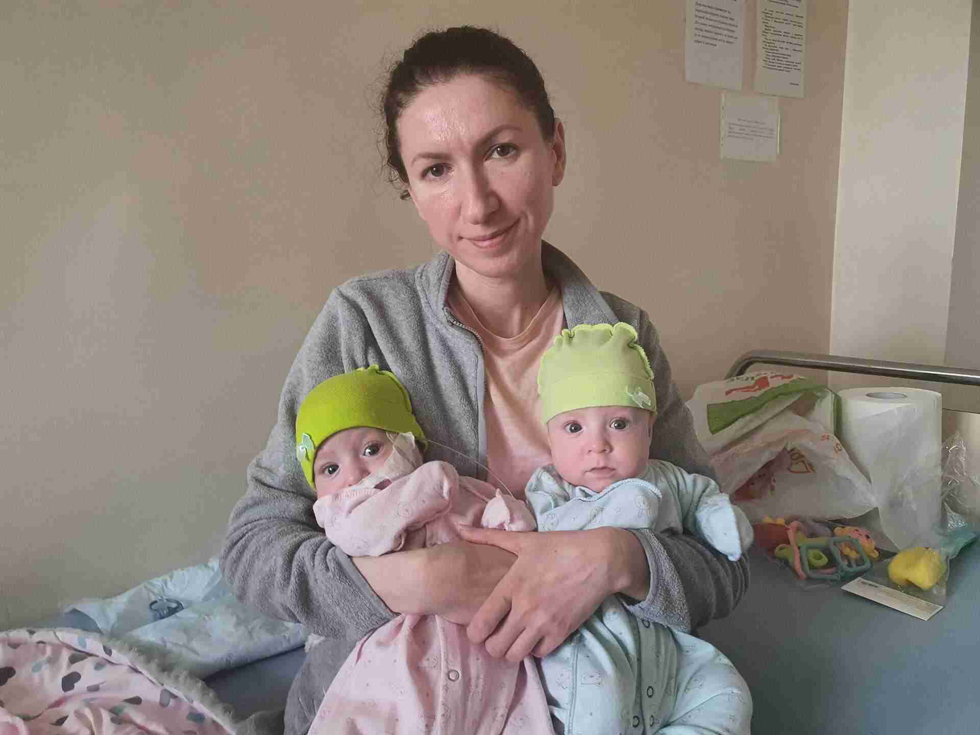 У Львові врятували немовлят-близнючок, яких мама переховувала від бомбардування у київському підвалі (ФОТО)