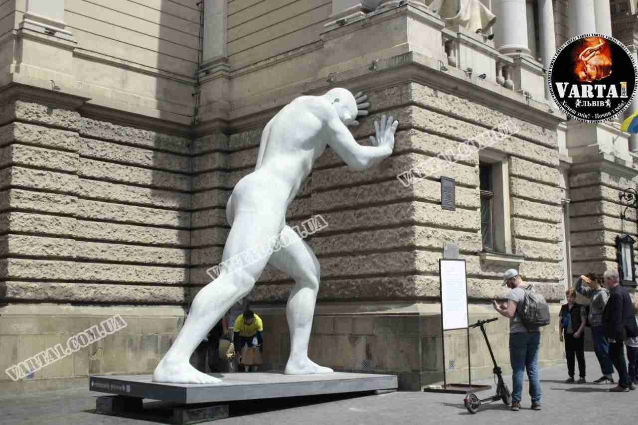 У Львові встановили гігантську скульптуру біля Оперного театру (ФОТО, ВІДЕО)