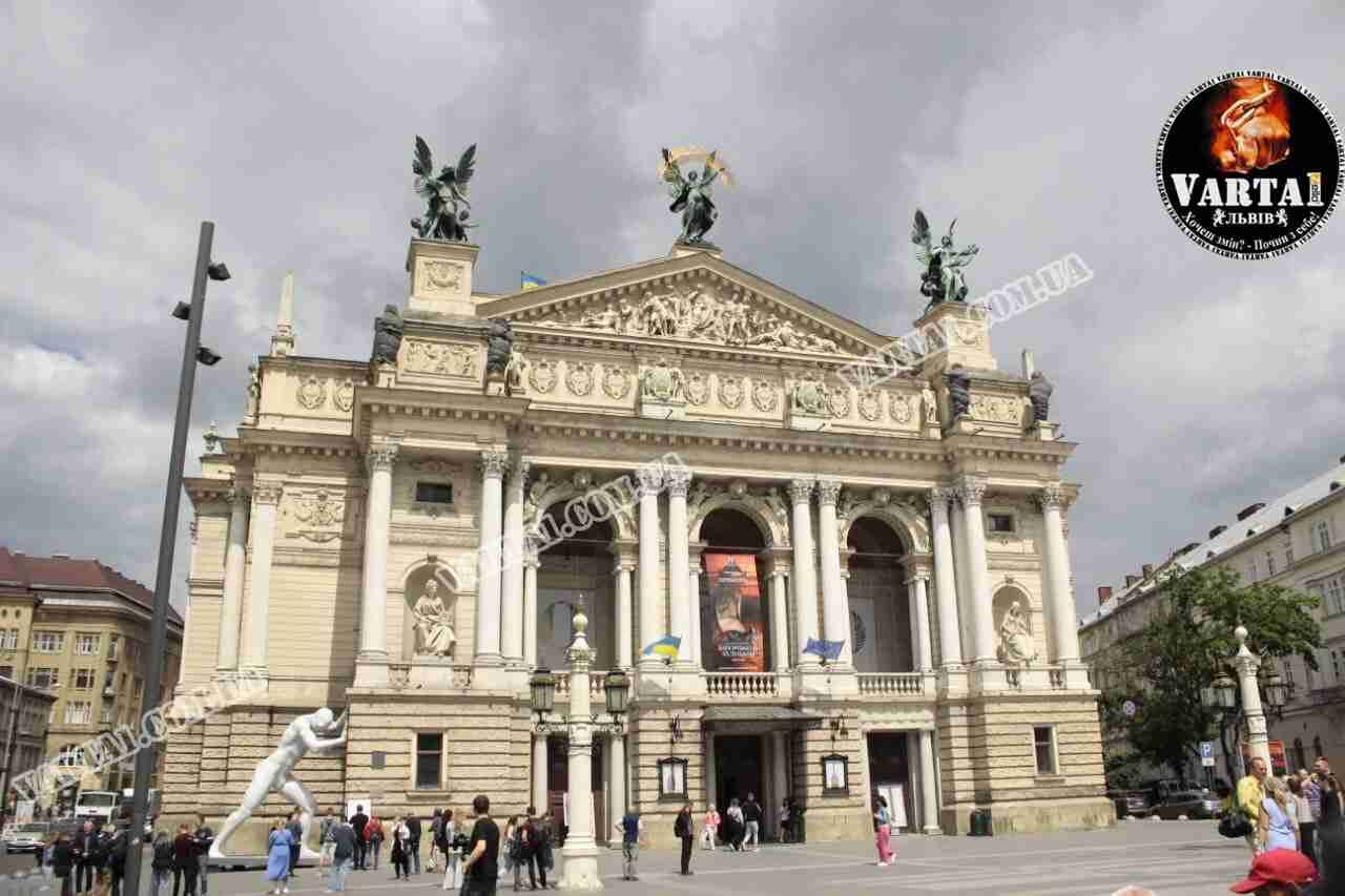 У Львові встановили гігантську скульптуру біля Оперного театру (ФОТО, ВІДЕО)