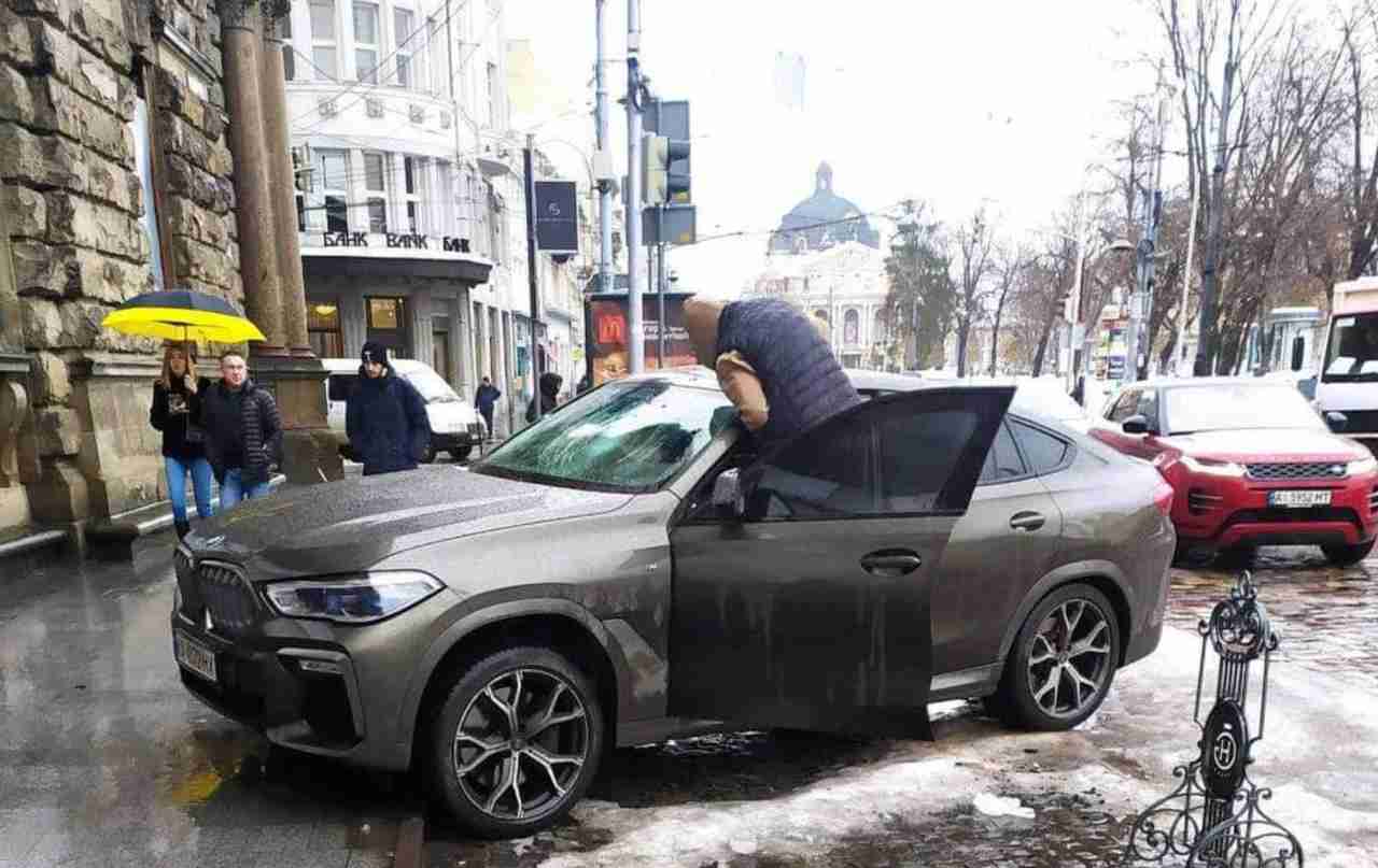 У Львові з даху готелю впала брила на авто