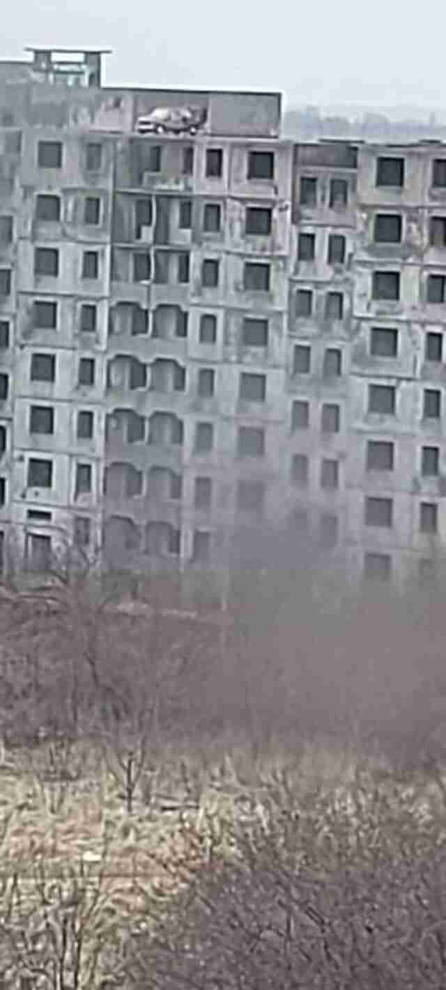 У Львові з даху закинутої багатоповерхівки скинули авто (ФОТО)