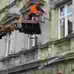 У Львові з фасадів історичних будинків примусово демонтували 3 незаконно встановлені кондиціонери (ФОТО)
