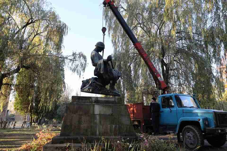 У Львові з Пагорбу слави демонтували три радянські пам’ятники: подробиці (ВІДЕО, ФОТО)