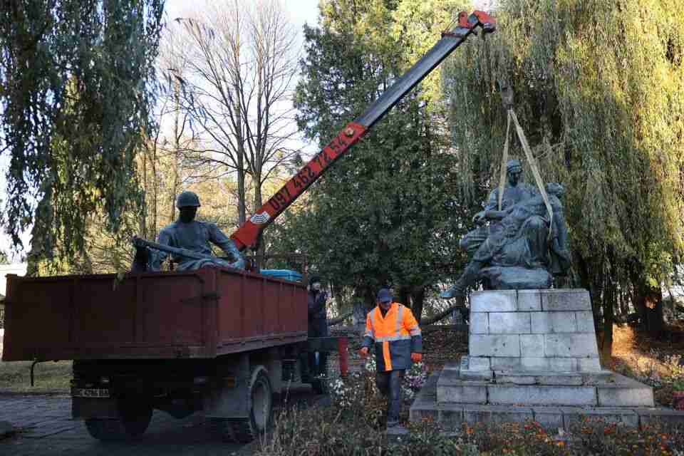 У Львові з Пагорбу слави демонтували три радянські пам’ятники: подробиці (ВІДЕО, ФОТО)