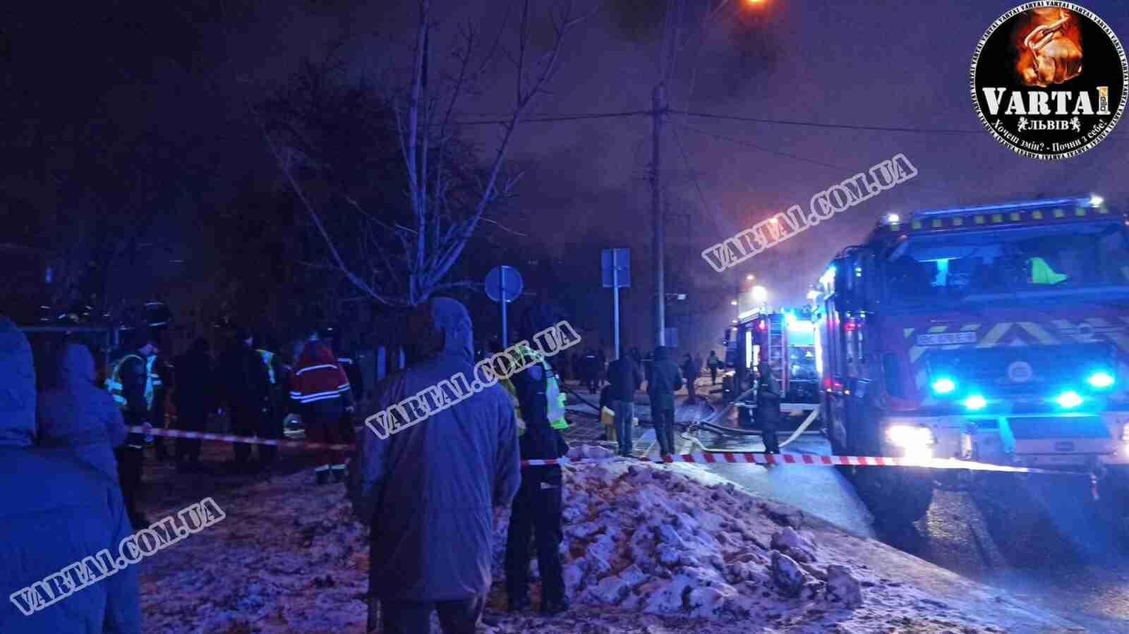 У Львові з-під завалів будинку, в якому вибухнув газ, дістали дитину (ФОТО)