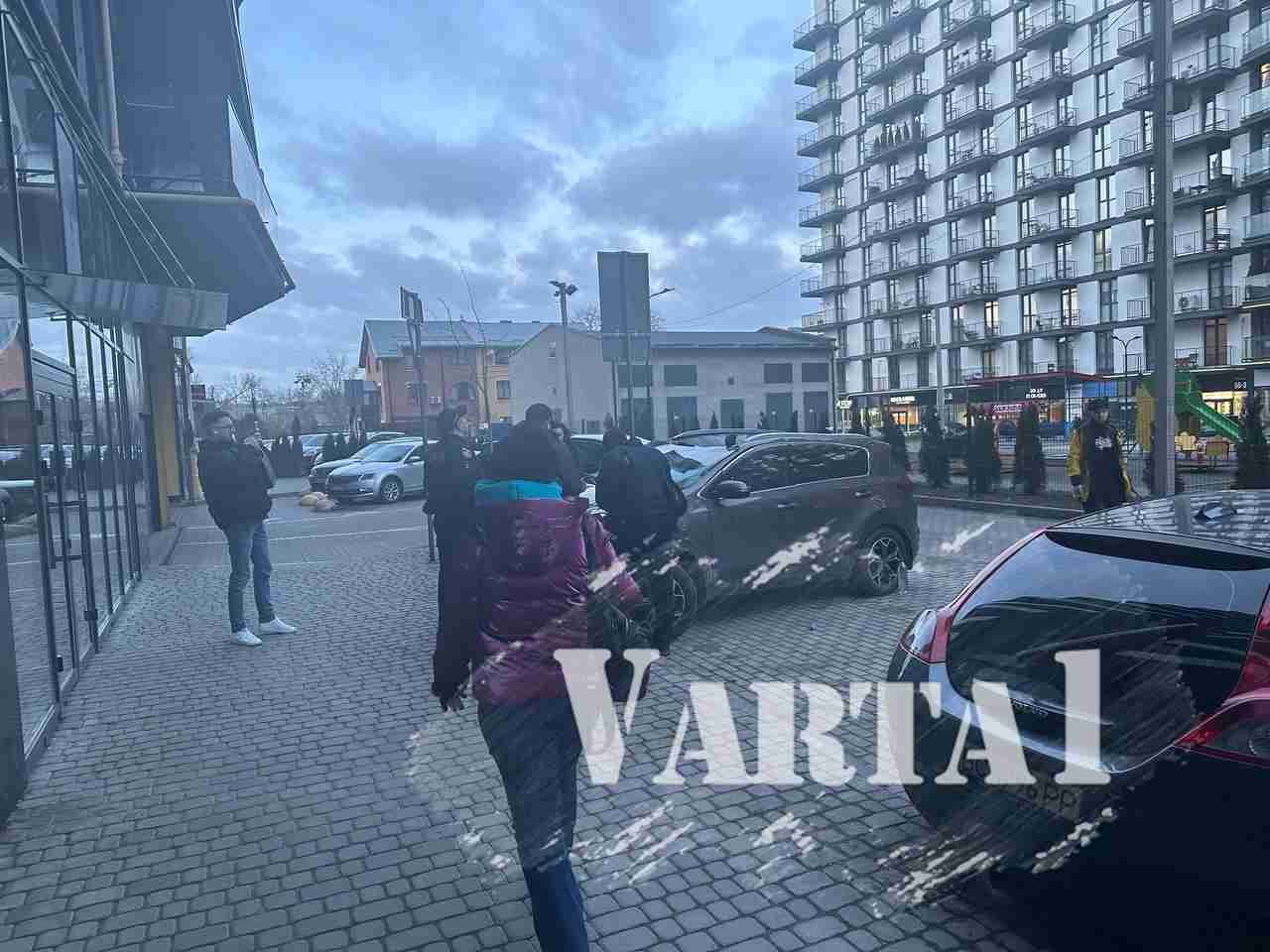 У Львові з вікна багатоповерхівки випав хлопець і приземлився на припарковане авто: що відомо (ФОТО)