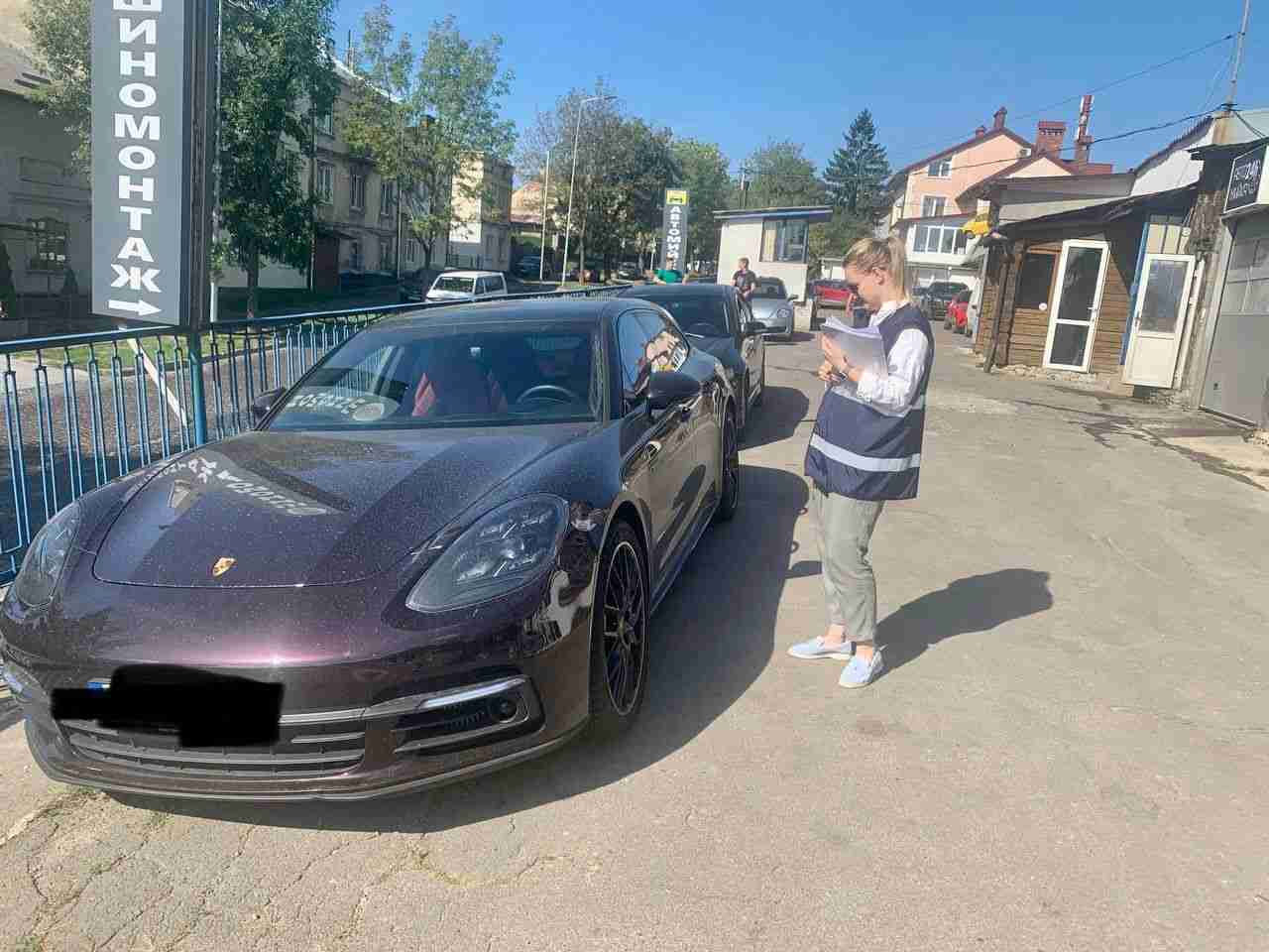 У Львові за борги у власника забрали «Porsche Panamera» (ФОТО)
