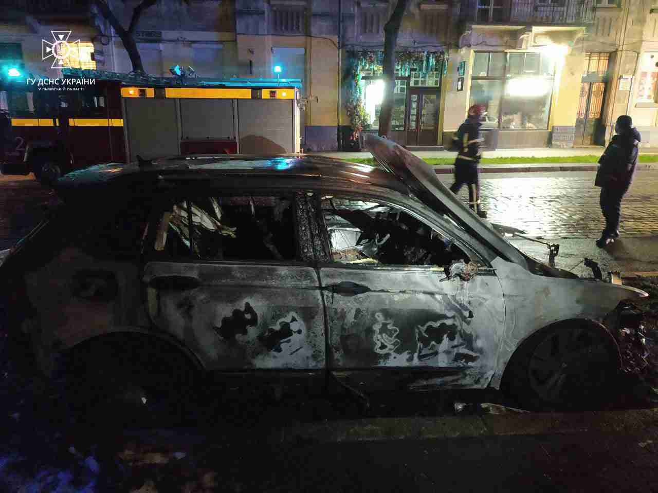 У Львові загорілися припарковані на вулиці автомобілі (ФОТО)