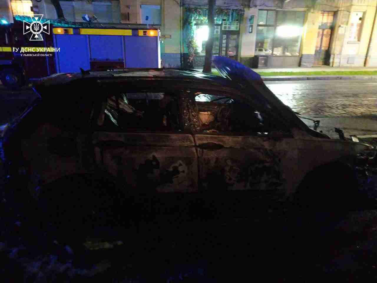 У Львові загорілися припарковані на вулиці автомобілі (ФОТО)
