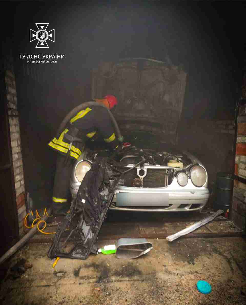 У Львові загорівся «Mercedes», який стояв у гаражі (ФОТО)
