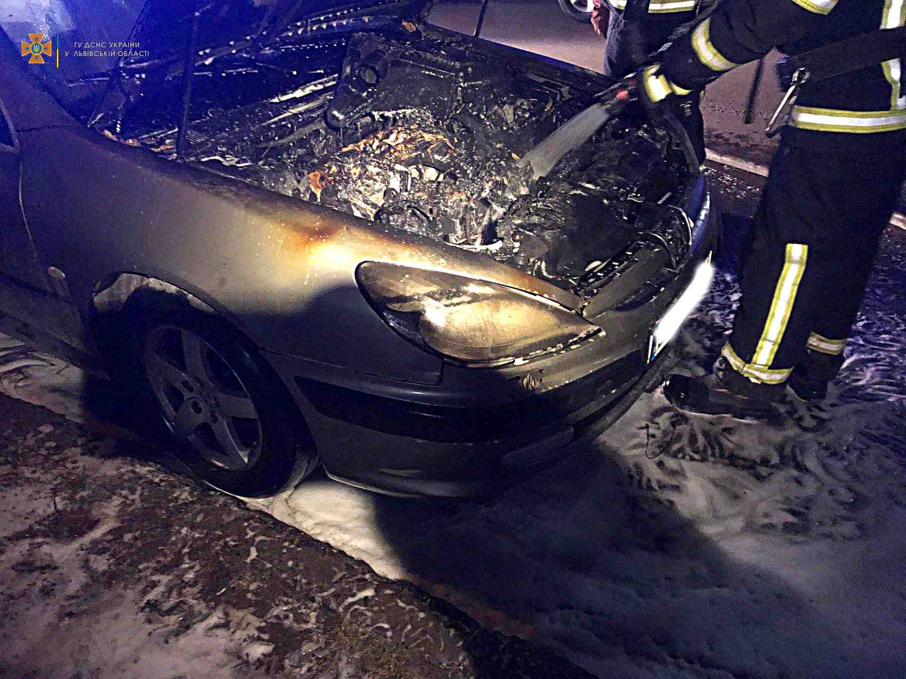 У Львові загорівся посеред вулиці автомобіль (ФОТО)