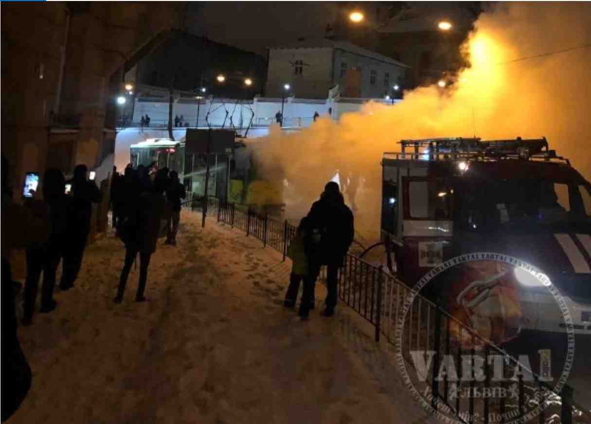 У Львові загорівся трамвай (фото, відео)