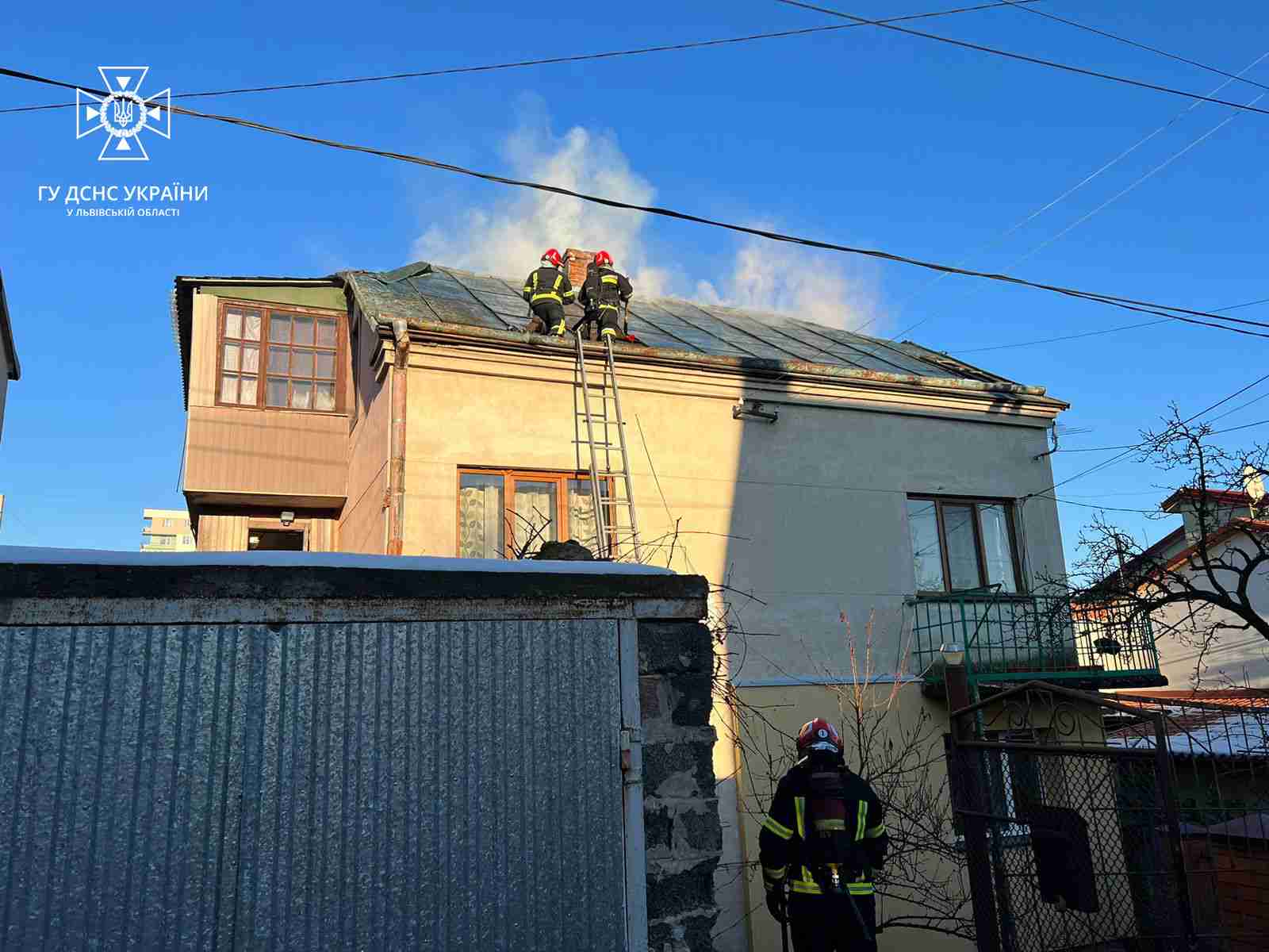 У Львові загорівся трьохповерховий будинок (ФОТО)