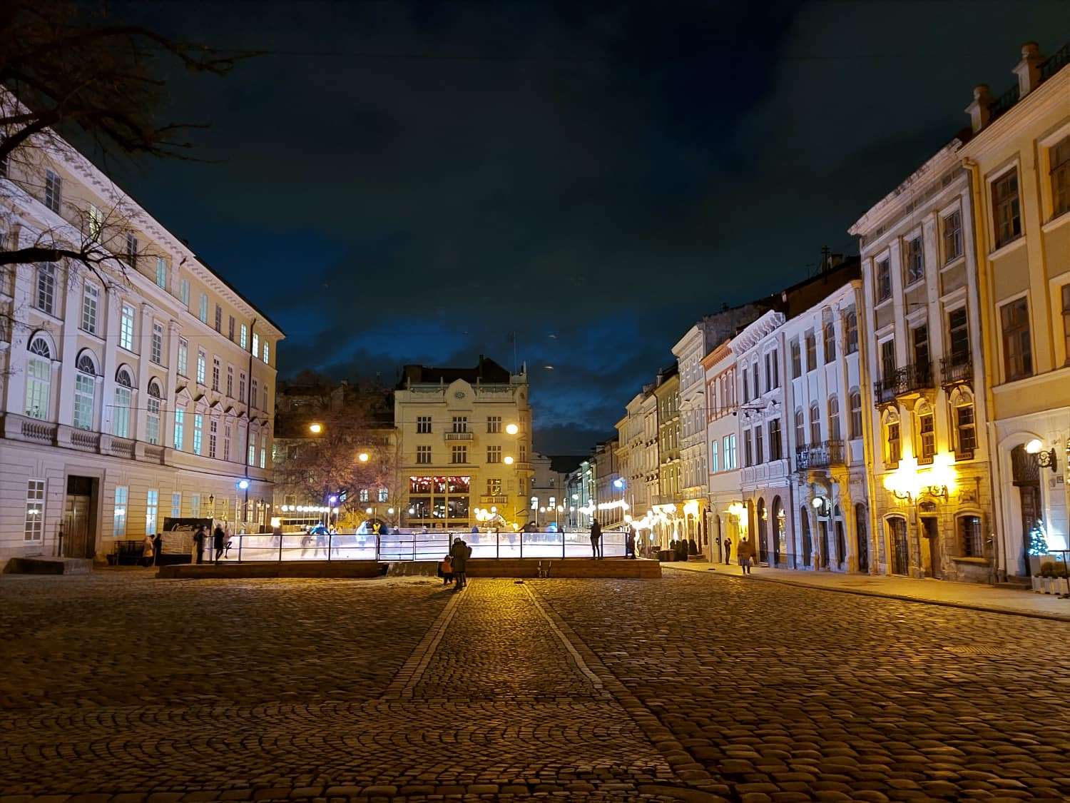 У Львові запрацювала зимова ковзанка на площі Ринок: графік, ціни (фото)