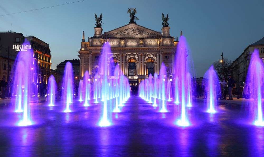 У Львові запрацював новий фонтан перед Оперним театром (фото, відео)