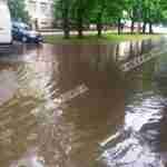 У Львові затопило вулицю (фото, відео)