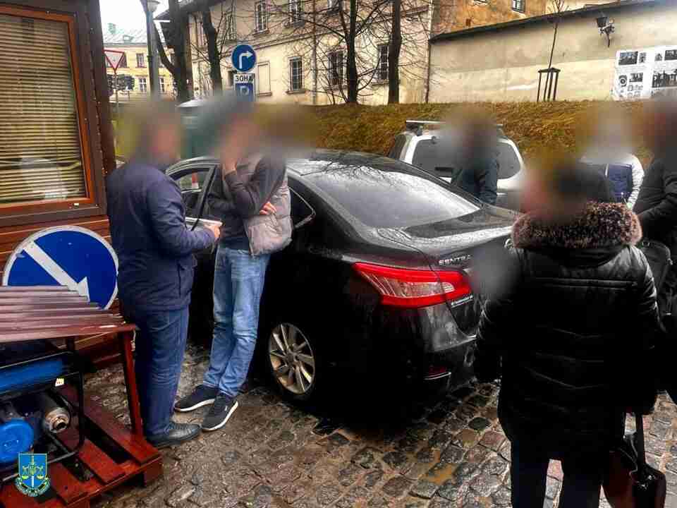 У Львові затримали чоловіка, який за 10 тисяч доларів переводив чоловіків через державний кордон (ФОТО)