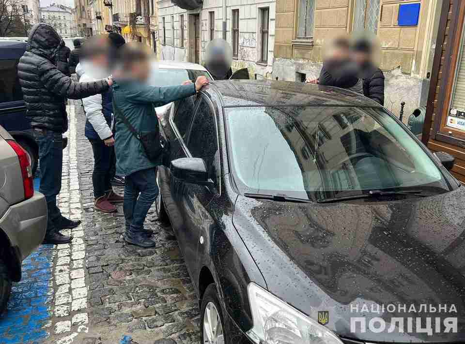 У Львові затримали чоловіка, який за 10 тисяч доларів переводив чоловіків через державний кордон (ФОТО)
