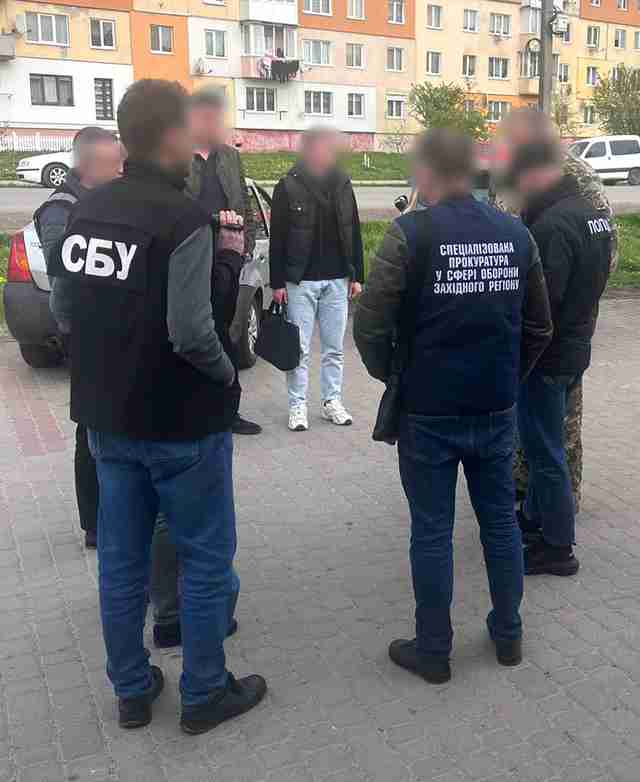 У Львові затримали чоловіка, який за 17 тисяч доларів США робив з «ухилянтів» членів делегацій для виїзду за кордон (ФОТО)