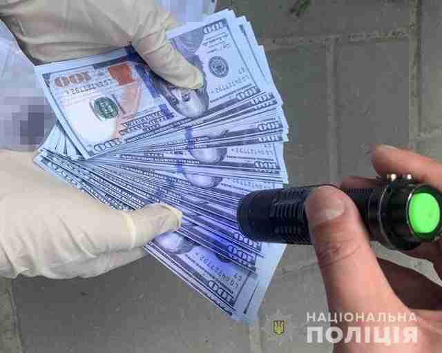 У Львові затримали чоловіка, який за гроші відправляв чоловіків призовного віку за кордон (ФОТО)