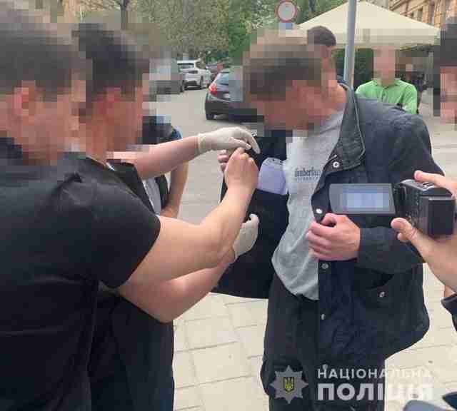 У Львові затримали чоловіка, який за гроші відправляв чоловіків призовного віку за кордон (ФОТО)