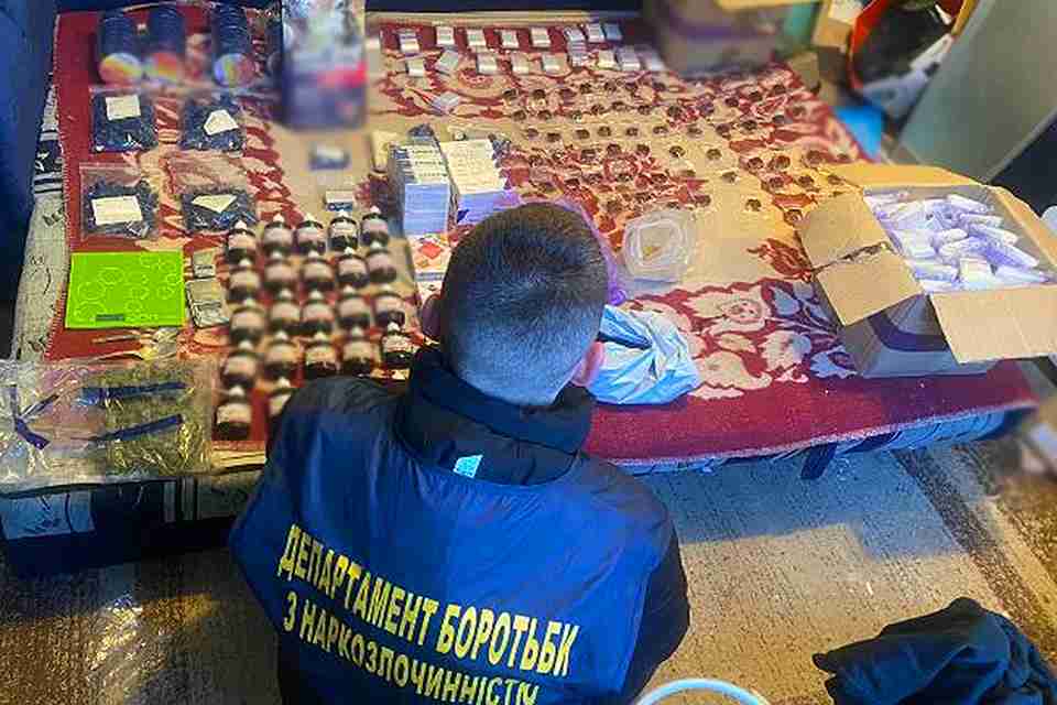 У Львові затримали наркодилера з величезним арсеналом для «задкладок» (ВІДЕО, ФОТО)