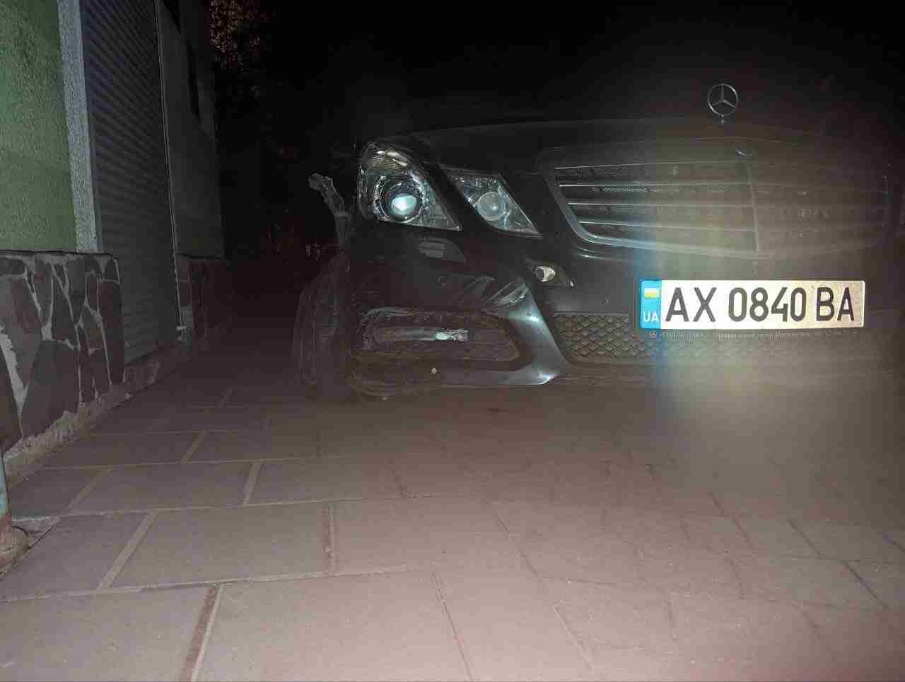 У Львові затримали п'яного водія, який зніс огорожу (ФОТО)