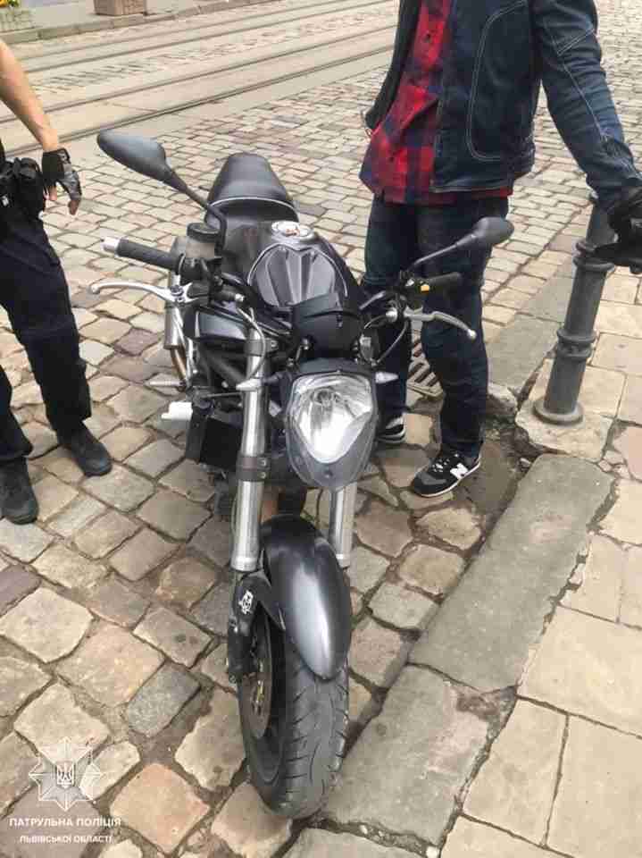 У Львові затримали 26-річного мотоцикліста, який їхав у пішохідній зоні: мотоцикл виявився краденим